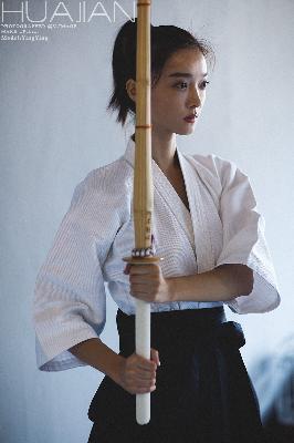 公交车上惊魂4P！邻居的秘密与<strong>催眠</strong>的真相？室友的<strong>娇妻</strong>竟遭此厄运？！