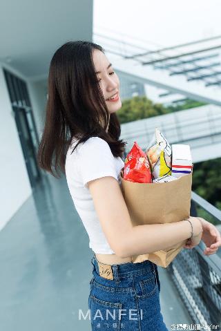 校园禁忌的爱恋？18岁少妇的<strong>诱惑</strong>与<strong>挣扎</strong>！